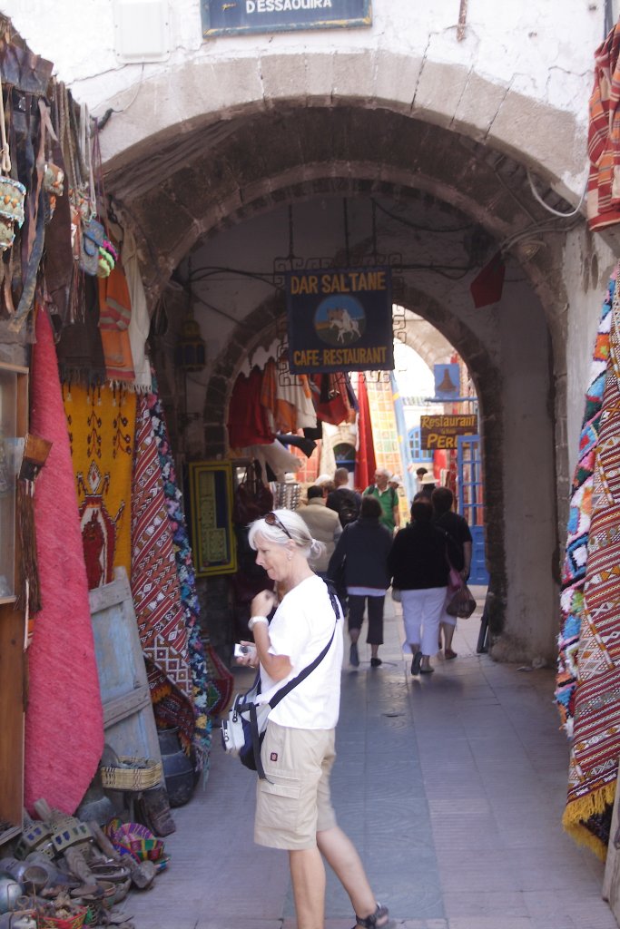 08-Shopping in the medina.jpg - Shopping in the medina